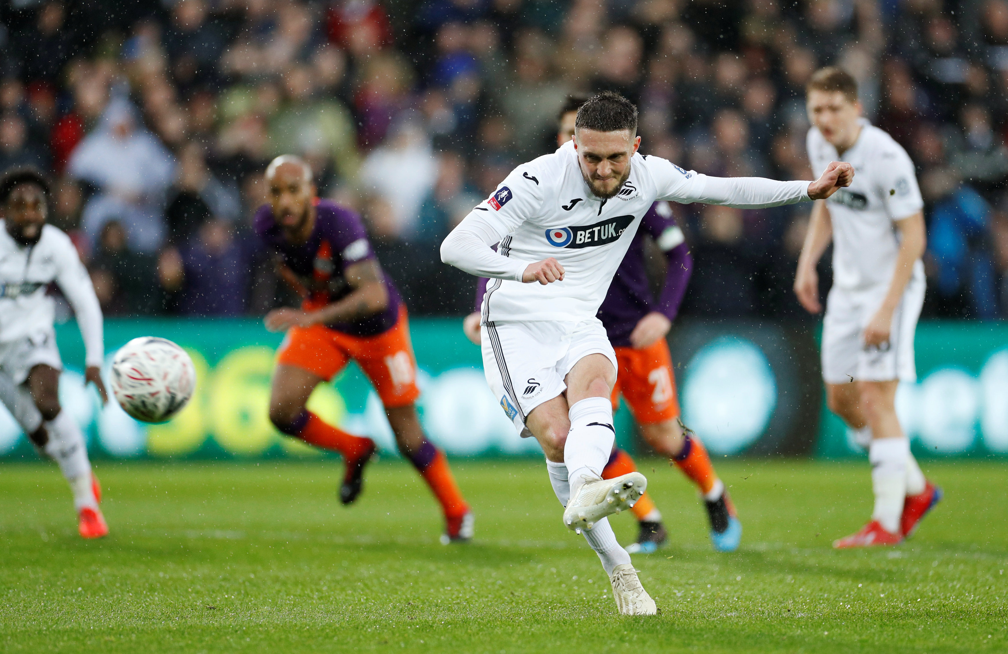 包含斯旺西避免失分之势！客场小胜实现逆转的词条